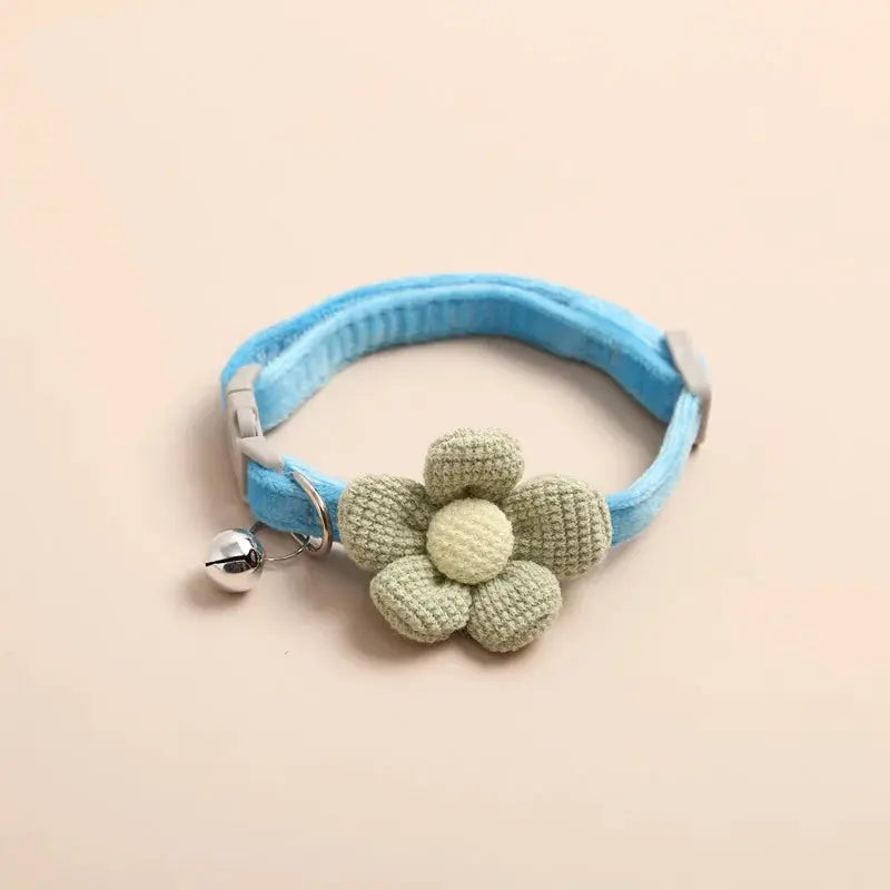 Collier pour chat en velours doux avec fleur et clochette
Offrez à votre félin un collier aussi élégant que confortable ! - Les animaux connectés 🐕📱