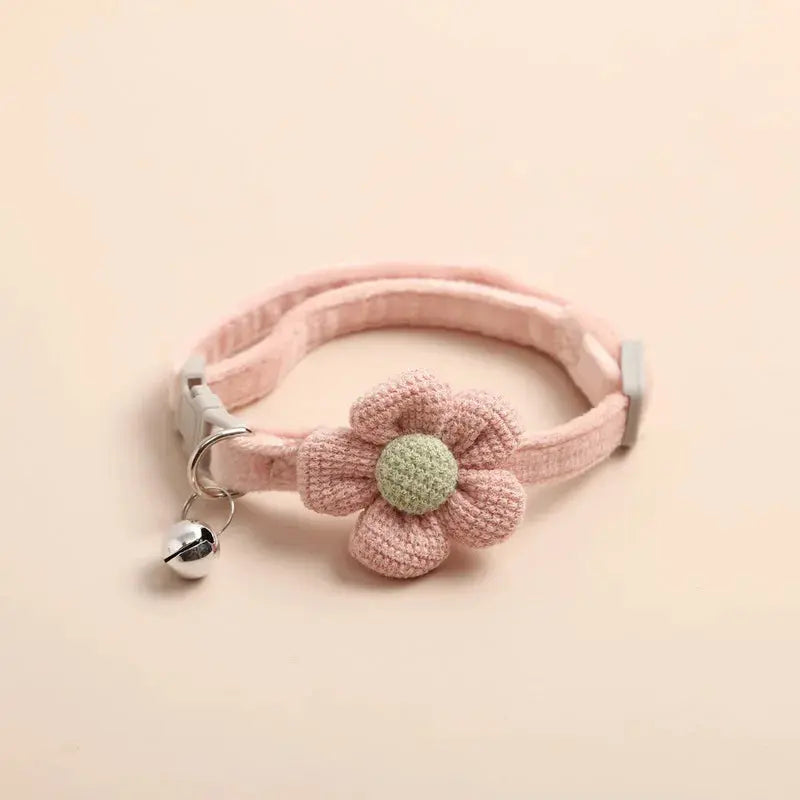 Collier pour chat en velours doux avec fleur et clochette
Offrez à votre félin un collier aussi élégant que confortable ! - Les animaux connectés 🐕📱