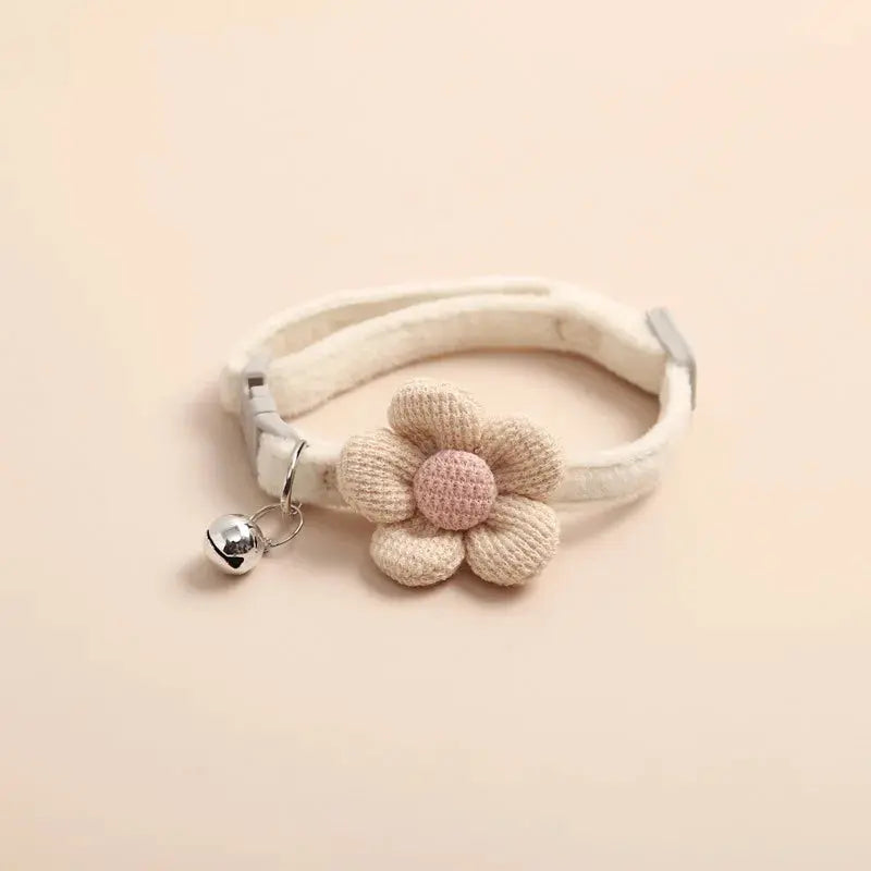 Collier pour chat en velours doux avec fleur et clochette
Offrez à votre félin un collier aussi élégant que confortable ! - Les animaux connectés 🐕📱