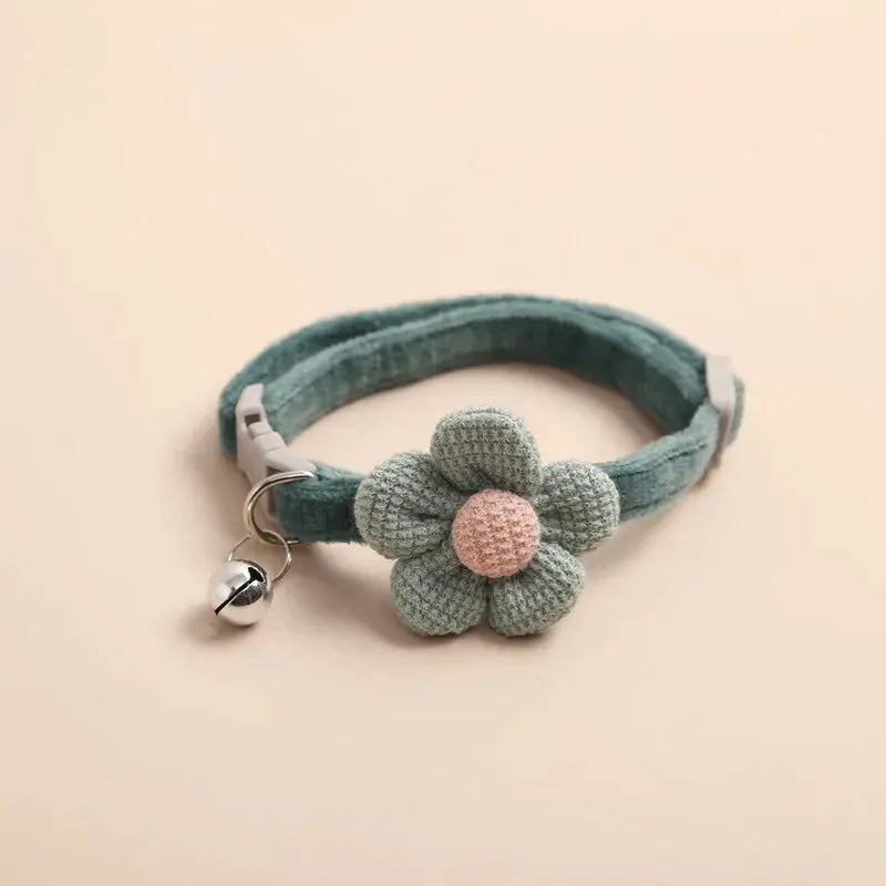 Collier pour chat en velours doux avec fleur et clochette
Offrez à votre félin un collier aussi élégant que confortable ! - Les animaux connectés 🐕📱