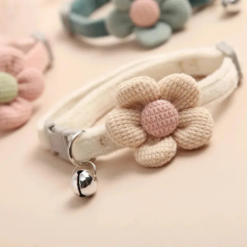 Collier pour chat en velours doux avec fleur et clochette
Offrez à votre félin un collier aussi élégant que confortable ! - Les animaux connectés 🐕📱