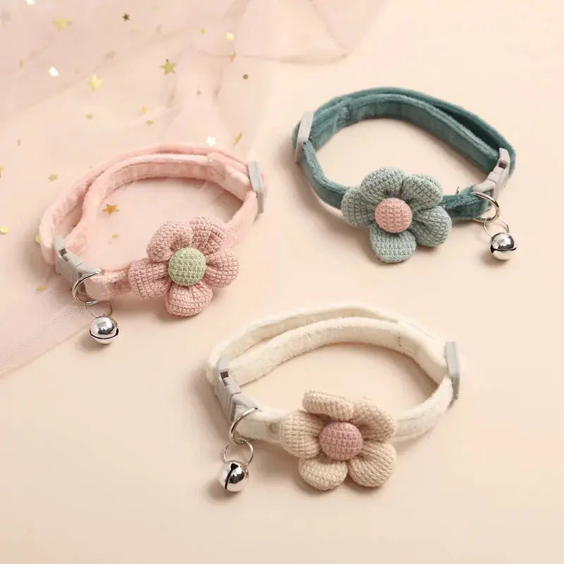 Collier pour chat en velours doux avec fleur et clochette
Offrez à votre félin un collier aussi élégant que confortable ! - Les animaux connectés 🐕📱