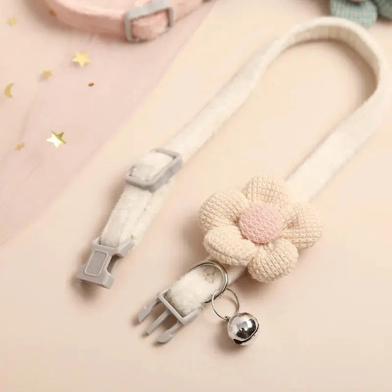 Collier pour chat en velours doux avec fleur et clochette
Offrez à votre félin un collier aussi élégant que confortable ! - Les animaux connectés 🐕📱